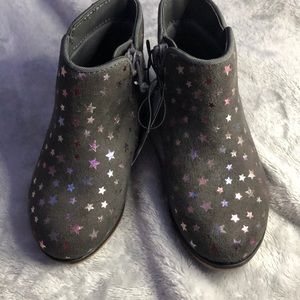 Gray boots with stars
